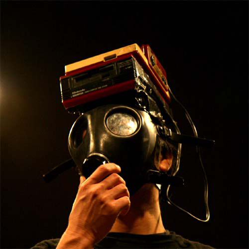 画像ギャラリー No.001のサムネイル画像 / ファミコンの音楽をカバーするアーティスト「サカモト教授」のインストアライブ