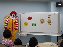 画像ギャラリー No.022のサムネイル画像 / ドナルド・マクドナルド先生が子供達に“食育”をレクチャー。「DS マック アドベンチャー」の体験会と食育ワークショップのイベントレポートを掲載