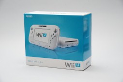 画像ギャラリー No.002のサムネイル画像 / 本日発売された「Wii U」をさっそく開けてみた。筐体とACアダプタは従来のWiiより一回り大きい