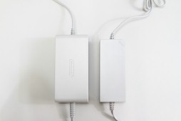 画像ギャラリー No.009のサムネイル画像 / 本日発売された「Wii U」をさっそく開けてみた。筐体とACアダプタは従来のWiiより一回り大きい