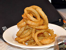 画像ギャラリー No.011のサムネイル画像 / 「ドラゴンズドグマ:ダークアリズン」「ヴァンパイア リザレクション」などのコラボメニューも明らかになった,「カプコンバー」1周年記念パーティーをレポート