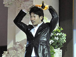 画像ギャラリー No.015のサムネイル画像 / 「ドラゴンズドグマ:ダークアリズン」「ヴァンパイア リザレクション」などのコラボメニューも明らかになった,「カプコンバー」1周年記念パーティーをレポート