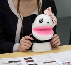 画像集#004のサムネイル/「ミュー」のGMモスグリーン氏とポンガイエロー氏が10周年記念ケーキを持って4Gamer編集部に来訪。12月の記念イベントについても聞いてみた