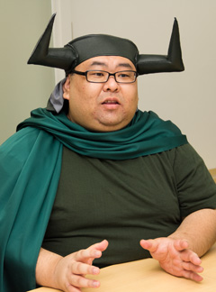 画像集#006のサムネイル/「ミュー」のGMモスグリーン氏とポンガイエロー氏が10周年記念ケーキを持って4Gamer編集部に来訪。12月の記念イベントについても聞いてみた