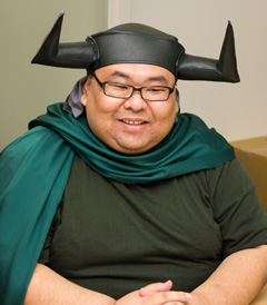 画像集#007のサムネイル/「ミュー」のGMモスグリーン氏とポンガイエロー氏が10周年記念ケーキを持って4Gamer編集部に来訪。12月の記念イベントについても聞いてみた