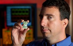 画像ギャラリー No.002のサムネイル画像 / Intel,超高速転送が可能な新技術「シリコン・フォトニクス」を発表