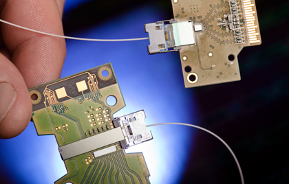 画像ギャラリー No.008のサムネイル画像 / Intel,超高速転送が可能な新技術「シリコン・フォトニクス」を発表