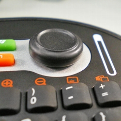 画像ギャラリー No.005のサムネイル画像 / ゲームパッド風操作感(!?)のマウス機能付き無線キーボード登場