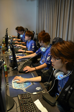 画像集#003のサムネイル/DeToNatorが第1次リーグを突破――オンラインFPS「Alliance of Valiant Arms」の国際大会「AIC 2014」1日目の模様をレポート