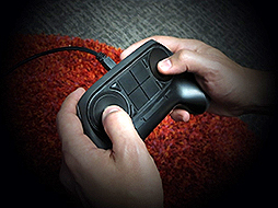 画像ギャラリー No.007のサムネイル画像 / Valveが斬新なデザインのコントローラ「Steam Controller」を発表。2つのトラックパッドとタッチスクリーンで,あらゆるジャンルのゲーム操作を実現