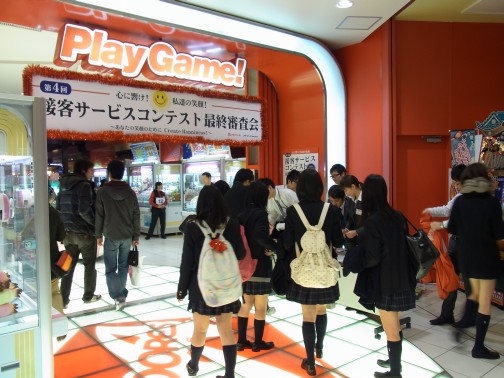 画像ギャラリー No.001のサムネイル画像 / 実践的な接客サービス力が試された「ADORES 第4回接客サービスコンテスト」。“アドアーズ錦糸町店”の一日に密着レポート