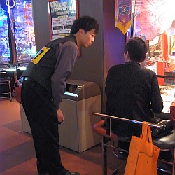 画像ギャラリー No.008のサムネイル画像 / 実践的な接客サービス力が試された「ADORES 第4回接客サービスコンテスト」。“アドアーズ錦糸町店”の一日に密着レポート