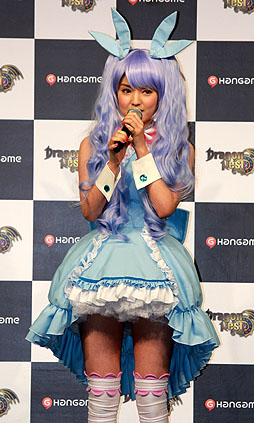 画像ギャラリー No.016のサムネイル画像 / 絶対的神アイドル“ハロリ”の声優役をかけて,嗣永桃子さんが道重さゆみさんに下克上宣言。「ドラゴンネスト」記者発表会