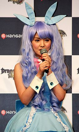 画像ギャラリー No.017のサムネイル画像 / 絶対的神アイドル“ハロリ”の声優役をかけて,嗣永桃子さんが道重さゆみさんに下克上宣言。「ドラゴンネスト」記者発表会