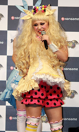 画像ギャラリー No.018のサムネイル画像 / 絶対的神アイドル“ハロリ”の声優役をかけて,嗣永桃子さんが道重さゆみさんに下克上宣言。「ドラゴンネスト」記者発表会