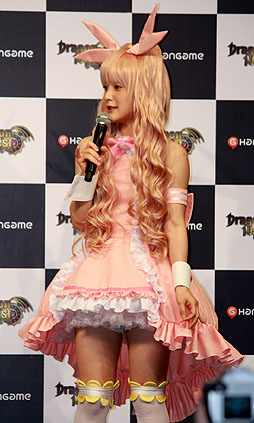 画像ギャラリー No.019のサムネイル画像 / 絶対的神アイドル“ハロリ”の声優役をかけて,嗣永桃子さんが道重さゆみさんに下克上宣言。「ドラゴンネスト」記者発表会