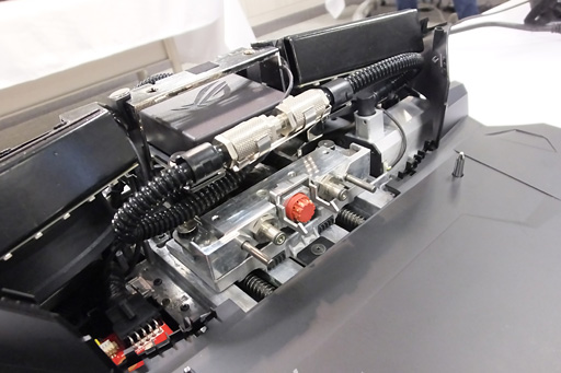 画像ギャラリー No.007のサムネイル画像 / ASUS,世界初の外付け液冷ユニット付きゲームノートPC「GX700VO」を発表。2月19日に60万円弱で発売