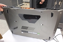 画像ギャラリー No.010のサムネイル画像 / ASUS,世界初の外付け液冷ユニット付きゲームノートPC「GX700VO」を発表。2月19日に60万円弱で発売