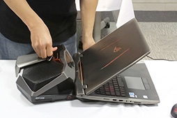 画像ギャラリー No.013のサムネイル画像 / ASUS,世界初の外付け液冷ユニット付きゲームノートPC「GX700VO」を発表。2月19日に60万円弱で発売