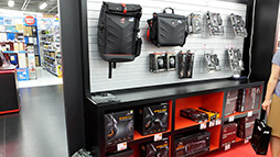 画像ギャラリー No.011のサムネイル画像 / 「R.O.G.」専門のショップインショップが秋葉原にオープン。イベント利用重視の店内を一足先にチェックしてきた