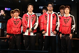 画像ギャラリー No.003のサムネイル画像 / ゲーマー向けPCブランド「LEVEL∞」が,「League of Legends」プロチームとサポート契約を締結した調印式の模様をレポート