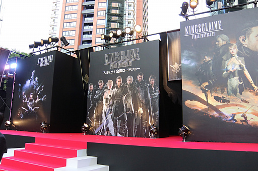 画像ギャラリー No.001のサムネイル画像 / 「KINGSGLAIVE FINAL FANTASY XV」の完成披露発表会が開催。メインキャラクターの声を熱演した綾野 剛さんと忽那汐里さんが登場した会場の模様をレポート