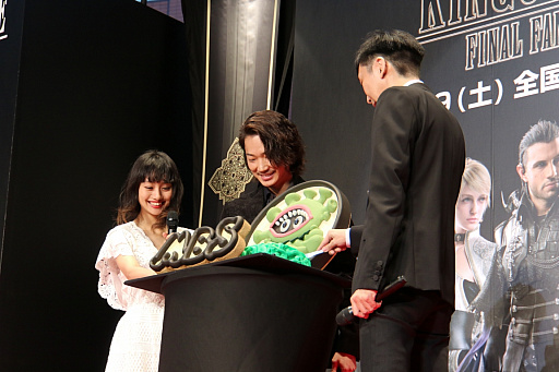 画像ギャラリー No.007のサムネイル画像 / 「KINGSGLAIVE FINAL FANTASY XV」の完成披露発表会が開催。メインキャラクターの声を熱演した綾野 剛さんと忽那汐里さんが登場した会場の模様をレポート