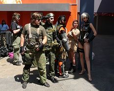 E3 2010Ͼ罨״Ĥ󥼥륹Υॷåפ˹סǤΡMETAL GEAR SOLID PEACE WALKER WORLD TOURפͻҤϡ