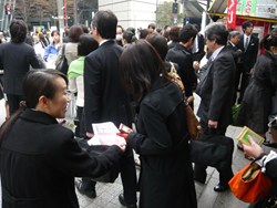 画像ギャラリー No.003のサムネイル画像 / 板東英二がGReeeeN脱退!? 「HUDSON×GReeeeN ライブ!? DeeeeS!?」本日発売。センセーショナルなコピーの朝日新聞号外を手に入れよう