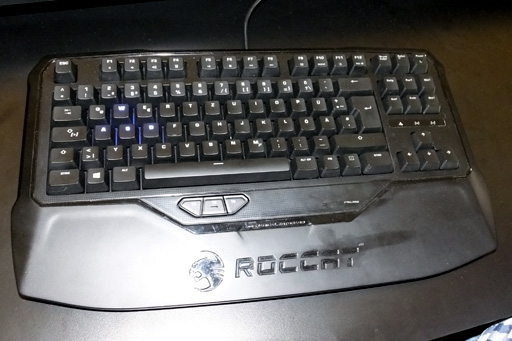 CES 2014ROCCATοܡɤϡˡΥ󥿥פLEDХå饤ȤǳǧǤ