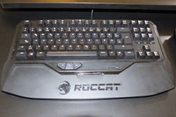 CES 2014ROCCATοܡɤϡˡΥ󥿥פLEDХå饤ȤǳǧǤ