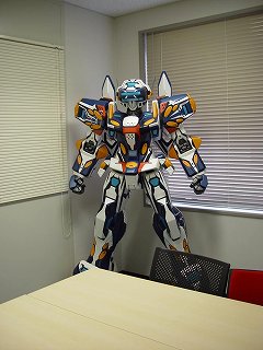 画像ギャラリー No.002のサムネイル画像 / 「バーチャロン」人間サイズのテムジンが「ロボットと美術展」に出展