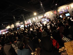 画像ギャラリー No.001のサムネイル画像 / 「スパIV AE」のプレイヤー達が集結した「第2回TOPANGAチャリティーカップ」。お祭り感満載の会場の模様をお届けする,フォトレポートを掲載