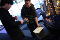 画像ギャラリー No.032のサムネイル画像 / 「スパIV AE」のプレイヤー達が集結した「第2回TOPANGAチャリティーカップ」。お祭り感満載の会場の模様をお届けする,フォトレポートを掲載