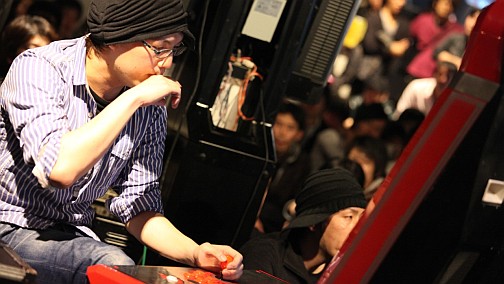 画像ギャラリー No.039のサムネイル画像 / 「スパIV AE」のプレイヤー達が集結した「第2回TOPANGAチャリティーカップ」。お祭り感満載の会場の模様をお届けする,フォトレポートを掲載