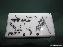 画像ギャラリー No.003のサムネイル画像 / 「METAL GEAR SOLID SNAKE EATER 3D」の発売記念抽選会は3月14日まで実施。小島監督のサイン&新川洋司氏のイラスト入り3DS本体も展示中