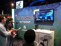 #001Υͥ/E3 2010ϿRock Band 3פǤϿڴȤƥܡɤɲáʤȺ7ͤޤǤΥץ쥤䡼òǽѡƥ˿ʲ
