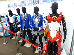 画像ギャラリー No.004のサムネイル画像 / 「ファンタシースターオンライン2」の展示会,「PSO2 MUSEUM in ゲーマーズ」が2015年3月19日にスタート。酒井智史プロデューサーサイン会の模様をレポート