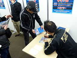 画像ギャラリー No.014のサムネイル画像 / 「ファンタシースターオンライン2」の展示会,「PSO2 MUSEUM in ゲーマーズ」が2015年3月19日にスタート。酒井智史プロデューサーサイン会の模様をレポート