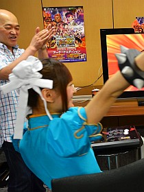 画像ギャラリー No.014のサムネイル画像 / 総師範まこと vs. 椿姫ユンの勝負の行方やいかに? 「スパIV AE」メディア対抗戦,GODSGARDEN総帥,総師範KSKのイベントレポートを掲載