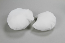 画像ギャラリー No.009のサムネイル画像 / このクッション,胸が……。「閃乱カグラ -少女達の真影-」のグッズ“飛鳥パフパフクッション”を真面目に紹介してみる