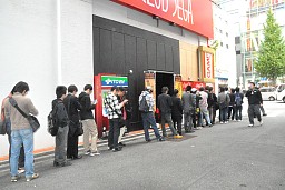 画像ギャラリー No.003のサムネイル画像 / 2頭身「初音ミク」も来場。「初音ミク -Project DIVA- extend」発売記念抽選会の模様をレポート。開発者によるインタビューも