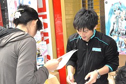 画像ギャラリー No.006のサムネイル画像 / 2頭身「初音ミク」も来場。「初音ミク -Project DIVA- extend」発売記念抽選会の模様をレポート。開発者によるインタビューも