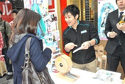 画像ギャラリー No.007のサムネイル画像 / 2頭身「初音ミク」も来場。「初音ミク -Project DIVA- extend」発売記念抽選会の模様をレポート。開発者によるインタビューも