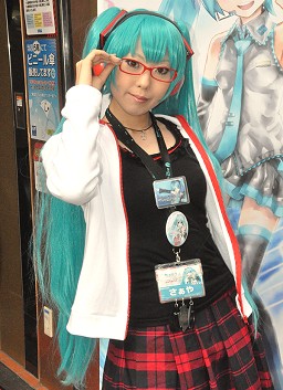 画像ギャラリー No.009のサムネイル画像 / 2頭身「初音ミク」も来場。「初音ミク -Project DIVA- extend」発売記念抽選会の模様をレポート。開発者によるインタビューも