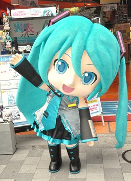 画像ギャラリー No.010のサムネイル画像 / 2頭身「初音ミク」も来場。「初音ミク -Project DIVA- extend」発売記念抽選会の模様をレポート。開発者によるインタビューも