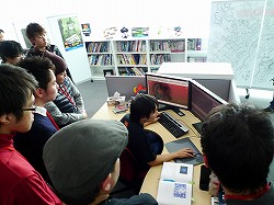 画像ギャラリー No.008のサムネイル画像 / ディレクター外山氏のほか,吉田修平氏や桝田省治氏も登場した「GRAVITY DAZE」先行体験会&スタジオ見学ツアーをレポート