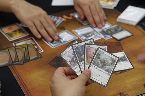 画像ギャラリー No.007のサムネイル画像 / 7月15日に発売を迎える「Magic:The Gathering」の「基本セット2012」を先行体験。秋葉原で開かれたメディアパーティーでぼこぼこにされてきた