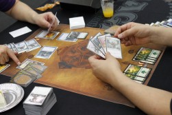 画像ギャラリー No.008のサムネイル画像 / 7月15日に発売を迎える「Magic:The Gathering」の「基本セット2012」を先行体験。秋葉原で開かれたメディアパーティーでぼこぼこにされてきた