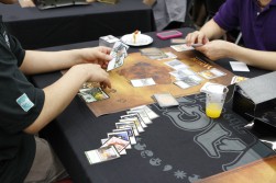 画像ギャラリー No.009のサムネイル画像 / 7月15日に発売を迎える「Magic:The Gathering」の「基本セット2012」を先行体験。秋葉原で開かれたメディアパーティーでぼこぼこにされてきた